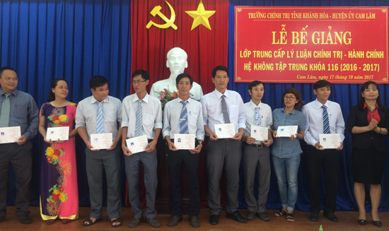 Cam Lâm: 89 học viên tốt nghiệp lớp Trung cấp Lý luận chính trị - Hành chính K.116