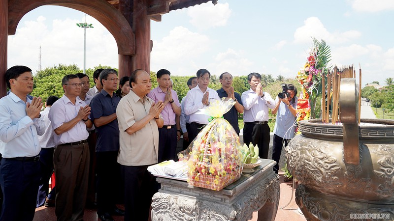 Thủ tướng dâng hương tưởng nhớ các Anh hùng Liệt sỹ ở Thành cổ Quảng Trị