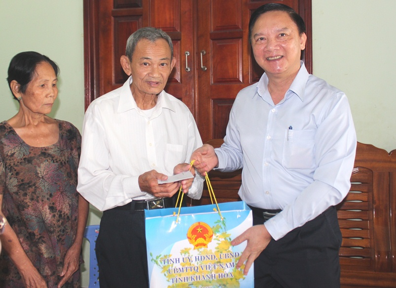 Bí thư Tỉnh ủy Nguyễn Khắc Định thăm gia đình chính sách tiêu biểu huyện Diên Khánh