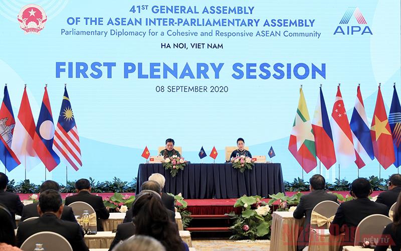 Xây dựng một Cộng đồng ASEAN vững mạnh, đoàn kết và tự cường