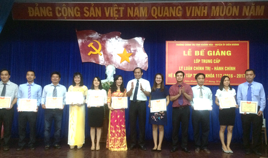 Huyện ủy Diên Khánh: 99 học viên được cấp Bằng tốt nghiệp Trung cấp Lý luận chính trị - Hành chính K.117, khóa học 2016-2017