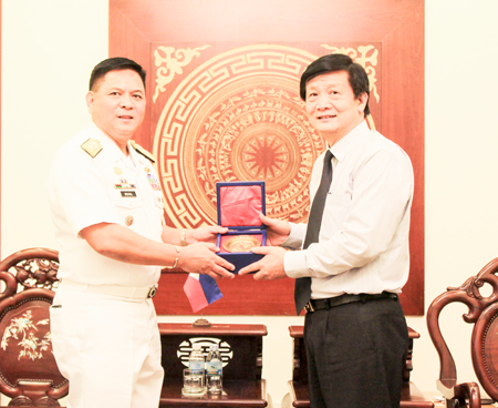 Lãnh đạo tỉnh tiếp đoàn công tác tàu Hải quân Philippines