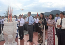 Viếng, đặt vòng hoa Đài tưởng niệm liệt sĩ tù chính trị Cam Ranh