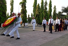 Lãnh đạo tỉnh viếng và đặt vòng hoa tại Nghĩa trang liệt sĩ Hòn Dung