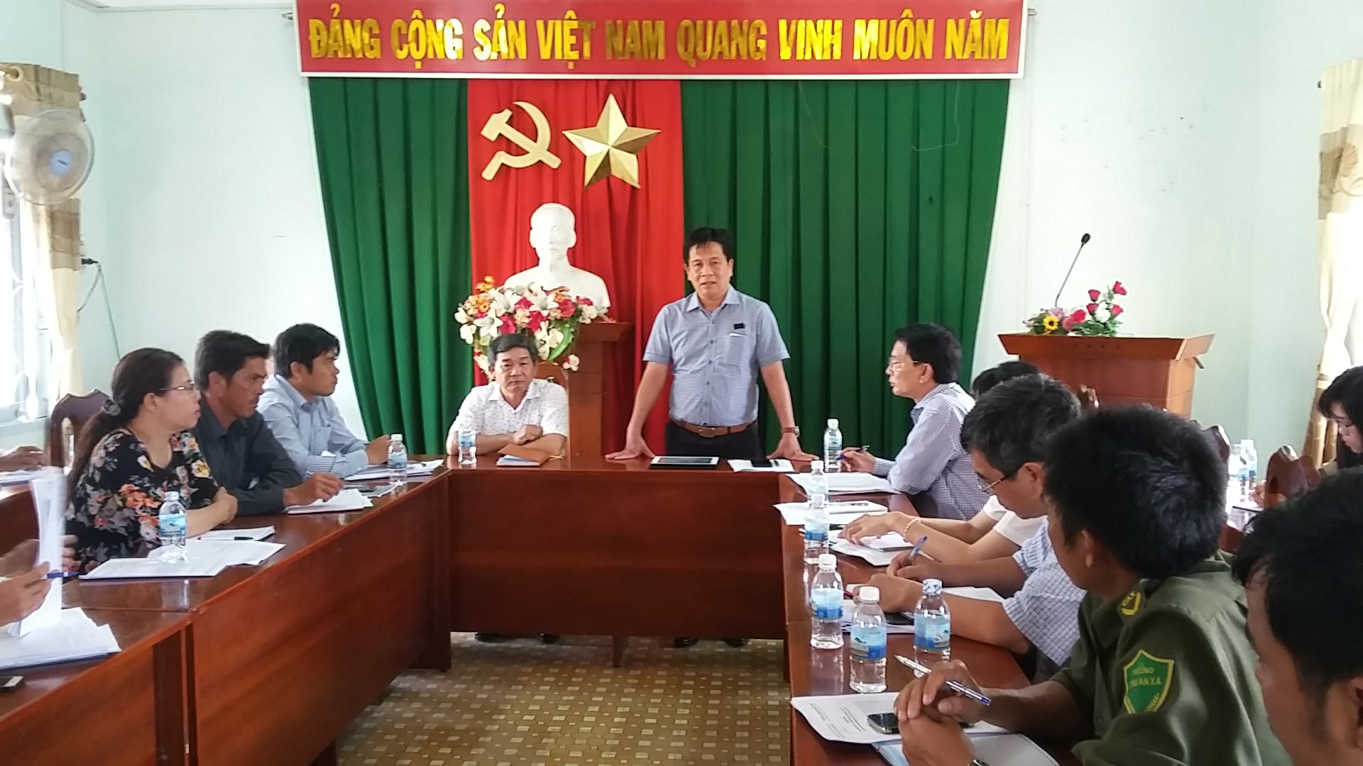 Đồng chí Hồ Văn Mừng làm việc với Đảng ủy xã Vạn Thạnh