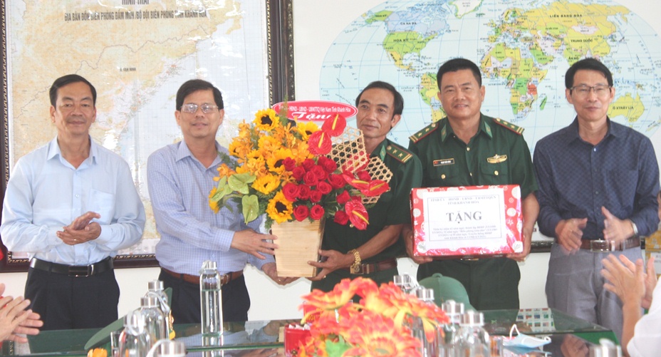 Chủ tịch UBND tỉnh Nguyễn Tấn Tuân thăm, chúc mừng cán bộ, chiến sĩ Đồn Biên phòng Đầm Môn