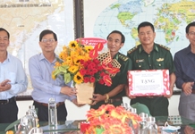 Chủ tịch UBND tỉnh Nguyễn Tấn Tuân thăm, chúc mừng cán bộ, chiến sĩ Đồn Biên phòng Đầm Môn