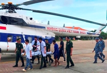 Máy bay trực thăng đưa ngư dân bị nạn ở Trường Sa vào đất liền chữa trị