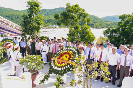 Lễ dâng hương, dâng hoa kỷ niệm 55 năm ngày mở đường Hồ Chí Minh trên biển
