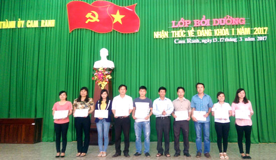 Cam Ranh: 143 học viên được cấp giấy chứng nhận hoàn thành Lớp bồi dưỡng nhận thức về Đảng khóa I năm 2017