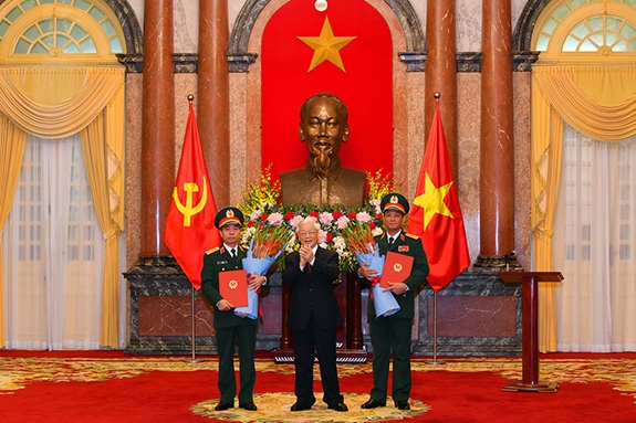 Tổng Bí thư, Chủ tịch nước Nguyễn Phú Trọng trao Quyết định thăng quân hàm Thượng tướng đối với hai sĩ quan cao cấp của Quân đội nhân dân Việt Nam