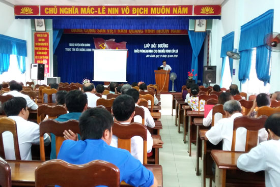 Diên Khánh: Bồi dưỡng kiến thức quốc phòng - an ninh cho gần 100 đại biểu hội đồng nhân dân cấp xã 