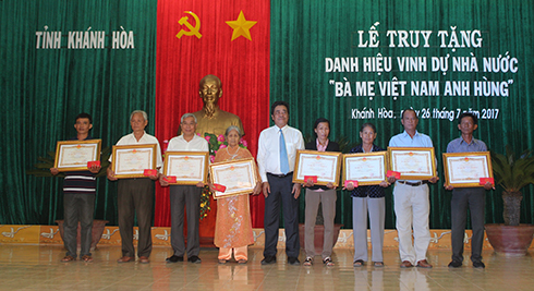 Truy tặng danh hiệu vinh dự Nhà nước "Bà mẹ Việt Nam anh hùng" cho 33 bà mẹ