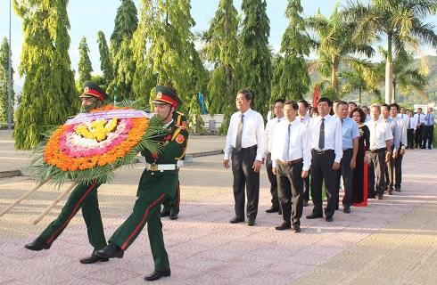 Lãnh đạo tỉnh Khánh Hòa viếng, đặt vòng hoa tại Nghĩa trang Liệt sĩ Hòn Dung