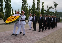 Lãnh đạo tỉnh viếng, đặt vòng hoa Nghĩa trang liệt sỹ Hòn Dung