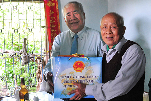 Lãnh đạo tỉnh thăm, chúc Tết các gia đình chính sách tiêu biểu huyện Cam Lâm