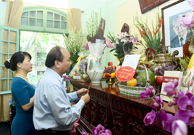 Thủ tướng Nguyễn Xuân Phúc dâng hương tưởng niệm Tổng Bí thư Lê Duẩn
