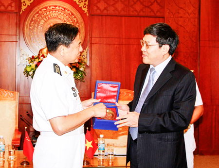 Tiếp đoàn công tác biên đội ba tàu Hải quân Trung Quốc