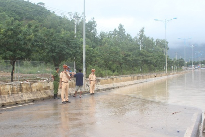Lực lượng công an giúp dân ứng phó mưa lũ