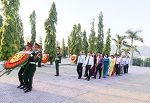 Lãnh đạo tỉnh viếng, đặt vòng hoa tại Nghĩa trang liệt sĩ Hòn Dung