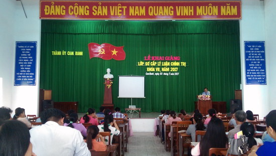 Trung tâm bồi dưỡng chính trị thành phố Cam Ranh: Tổ chức Lễ khai giảng lớp Sơ cấp Lý luận chính trị khóa VII, năm 2017 