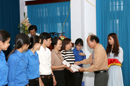Đảng ủy Trường Đại học Khánh Hòa tổ chức các lớp bồi dưỡng lý luận chính trị dành cho đối tượng kết nạp Đảng năm 2017 