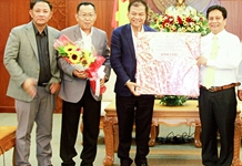 Ông Hồ Văn Mừng tiếp đoàn công tác Hội Nhà báo Lào