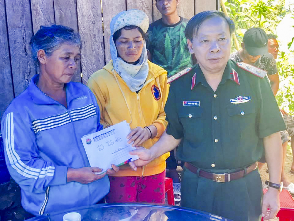 Thăm, hỗ trợ gia đình các nạn nhân trong vụ nổ đạn pháo tại Khánh Sơn