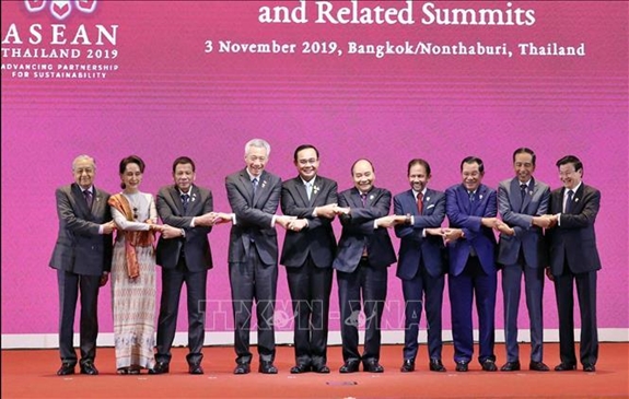 Thủ tướng Nguyễn Xuân Phúc dự Hội nghị Cấp cao ASEAN 35 và các hội nghị liên quan
