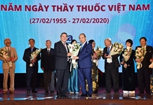 Thủ tướng Nguyễn Xuân Phúc dự Lễ kỷ niệm và tôn vinh các thầy thuốc, cán bộ y tế