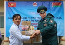 Đoàn công tác Belarus trao hàng viện trợ cho người dân bị thiệt hại do cơn bão số 12