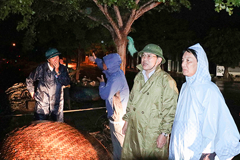 Lãnh đạo tỉnh Khánh Hòa kiểm tra công tác phòng chống lụt bão trong đêm tại huyện Vạn Ninh