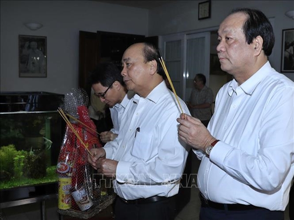 Thủ tướng Nguyễn Xuân Phúc dâng hương, tưởng nhớ các đồng chí nguyên lãnh đạo Đảng, Nhà nước
