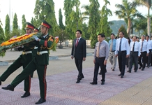 Lãnh đạo tỉnh Khánh Hòa viếng và đặt vòng hoa tại Nghĩa trang liệt sĩ Hòn Dung