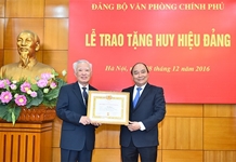 Thủ tướng trao Huy hiệu Đảng cho nguyên Phó Thủ tướng Vũ Khoan