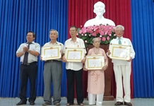 Tin-Thành ủy Nha Trang: Trao tặng Huy hiệu Đảng cho 155 đảng viên