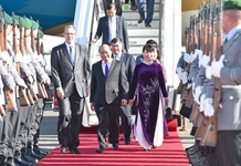 Thủ tướng tới Berlin, thăm Đại sứ quán, gặp gỡ đại diện người Việt tại Đức