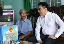 Ông Nguyễn Khắc Toàn thăm các gia đình chính sách tiêu biểu