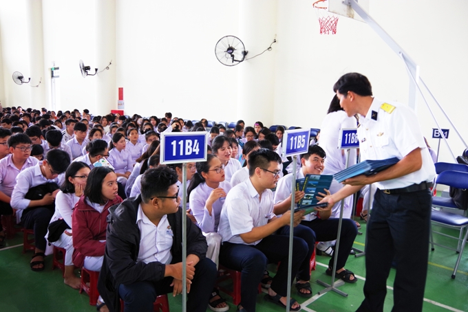 Tuyên truyền biển, đảo cho hơn 1.000 giáo viên, học sinh Trường THPT Phạm Văn Đồng