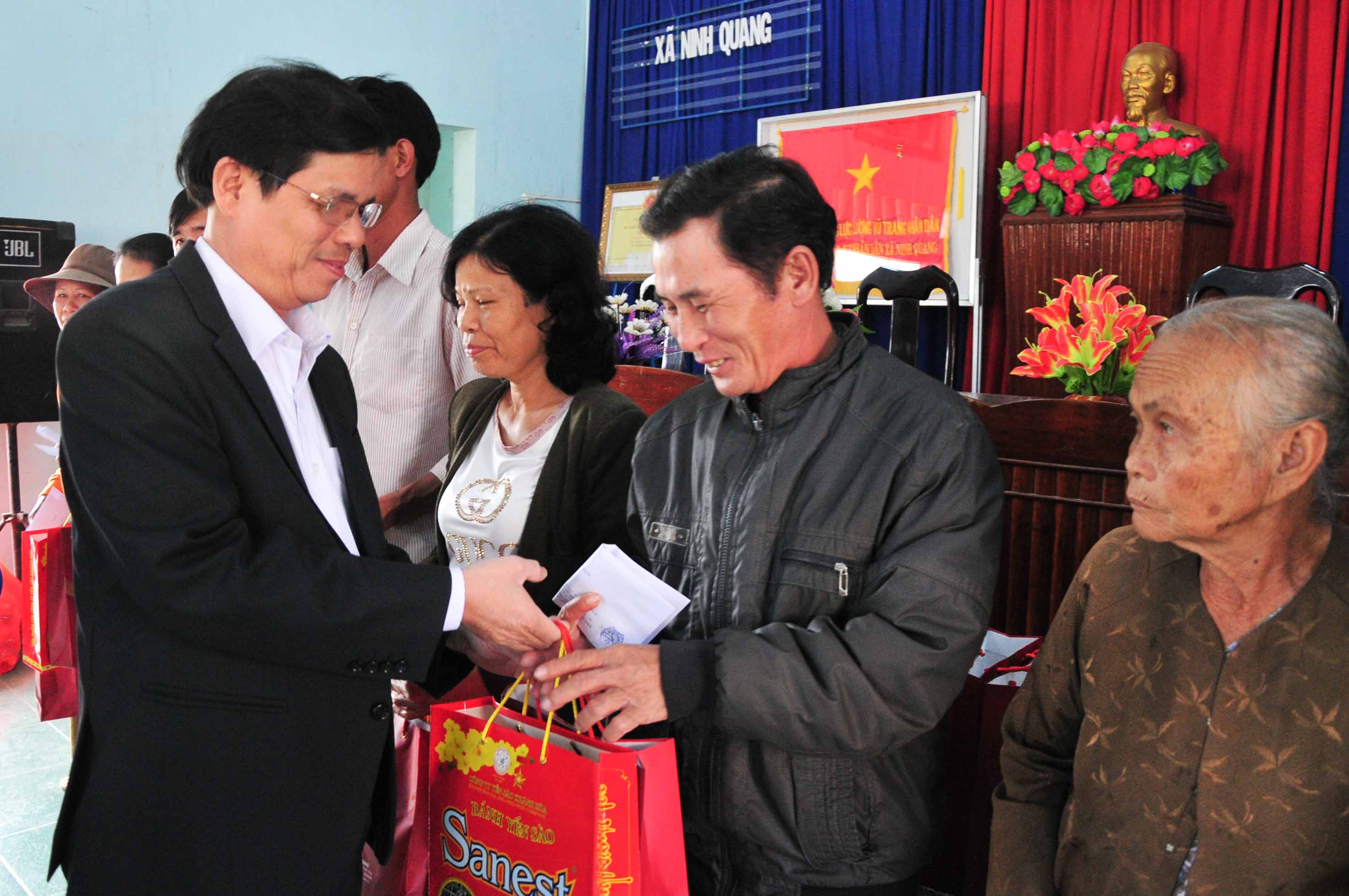 Trao 50 phần quà cho người dân xã Ninh Quang