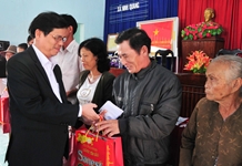 Trao 50 phần quà cho người dân xã Ninh Quang