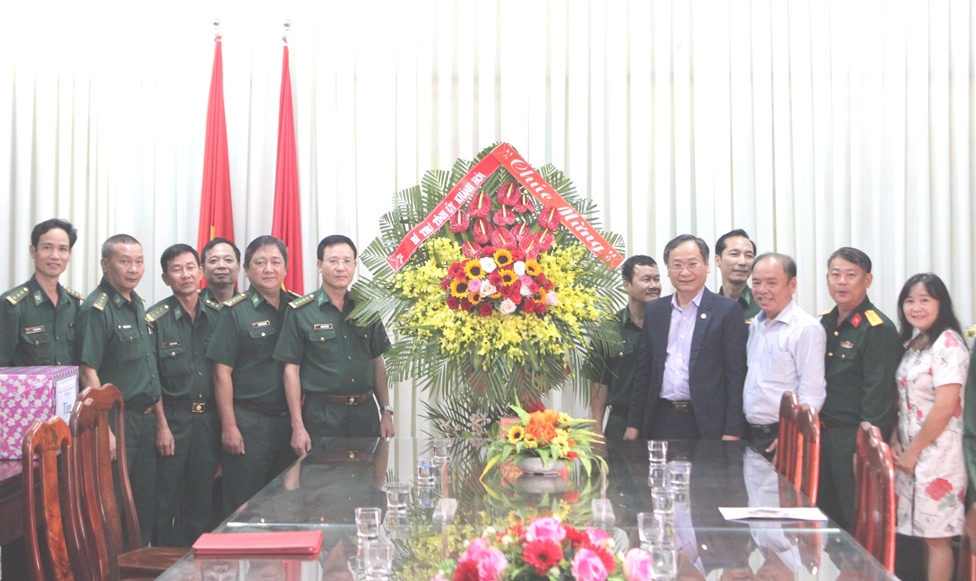 Phó Chủ tịch Thường trực UBND tỉnh Khánh Hòa thăm các đơn vị quân đội