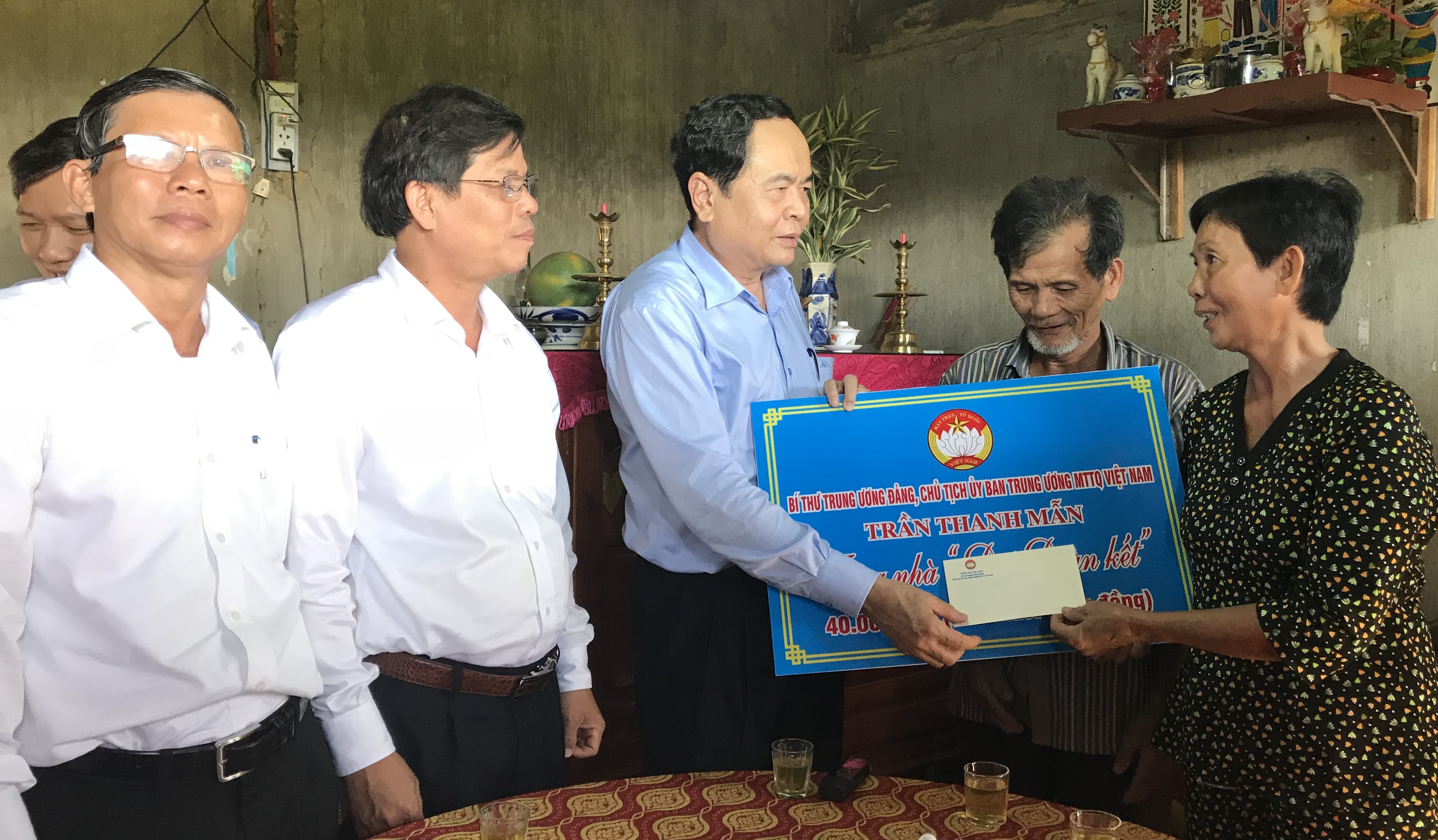 Đoàn công tác Ủy ban Trung ương MTTQ Việt Nam: Thăm và trao tiền hỗ trợ xây nhà Đại đoàn kết cho các hộ nghèo