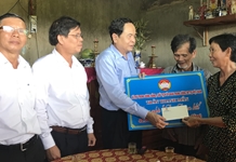 Đoàn công tác Ủy ban Trung ương MTTQ Việt Nam: Thăm và trao tiền hỗ trợ xây nhà Đại đoàn kết cho các hộ nghèo