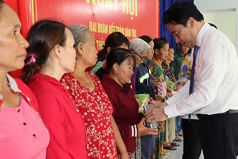 Ông Nguyễn Khắc Toàn dự ngày hội Đại đoàn kết toàn dân tộc tại xã Cam Hải Đông