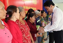 Ông Nguyễn Khắc Toàn dự ngày hội Đại đoàn kết toàn dân tộc tại xã Cam Hải Đông