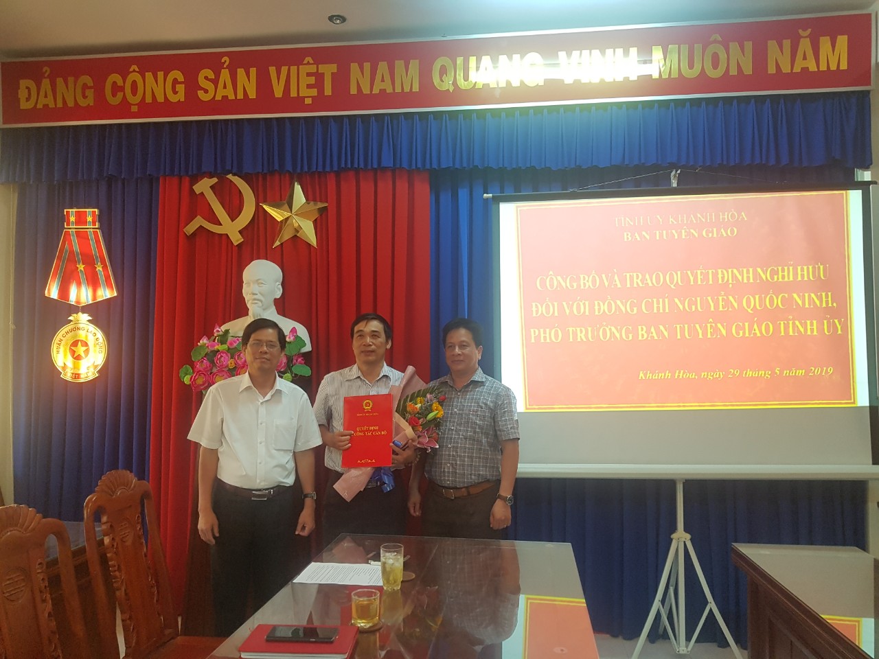 Trao Quyết định nghỉ hưu đối với đồng chí Nguyễn Quốc Ninh, Phó trưởng Ban Tuyên giáo Tỉnh ủy