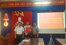Trao Quyết định nghỉ hưu đối với đồng chí Nguyễn Quốc Ninh, Phó trưởng Ban Tuyên giáo Tỉnh ủy