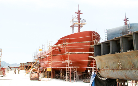 Nhà máy Đóng tàu Cam Ranh: Chủ động để phát triển
