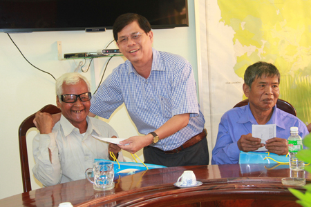 Thăm, tặng quà 10 gia đình chính sách tiêu biểu huyện Khánh Vĩnh